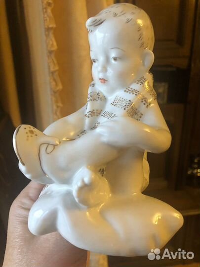 Фарфоровая статуэтка мальчик, одевающий сандали