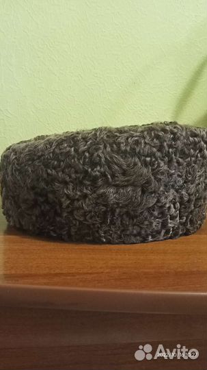 Женская шапка из каракуля