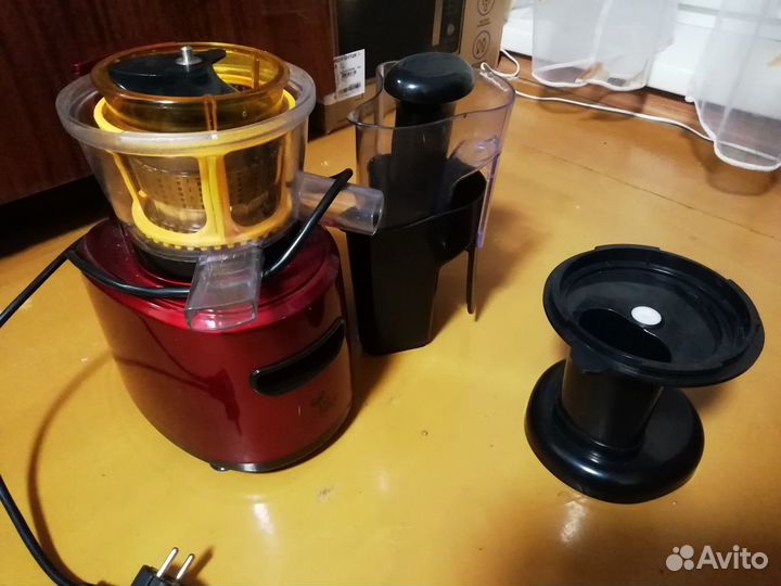 Шнековая соковыжималка