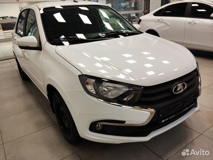 Водитель со своим легковым автомобилем