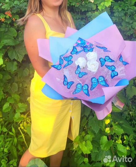 Букет из бабочек с мыльными розами