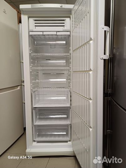 Холодильник. Морозильная камера Stinol. No Frost