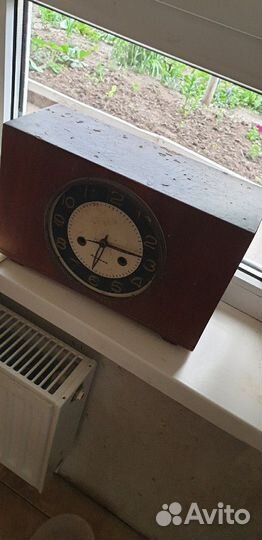 Часы старинные янтарь