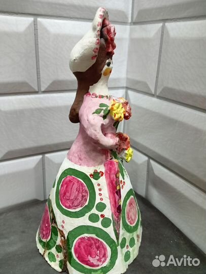 Глиняная статуэтка барышня с цветами