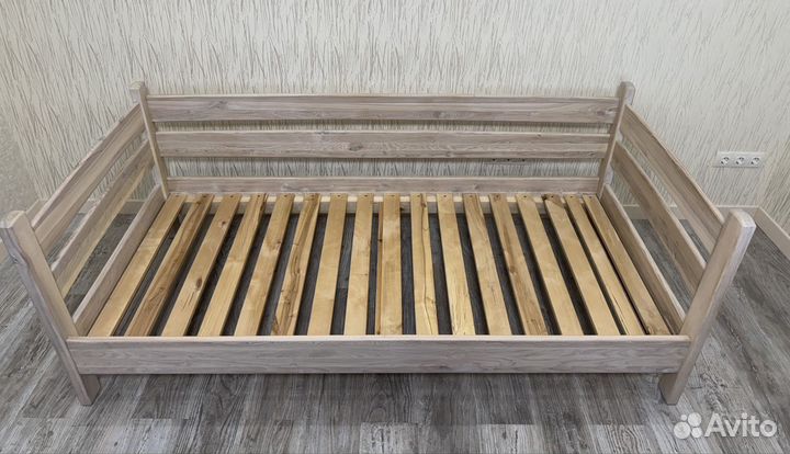 Кровать односпальная с матрасом