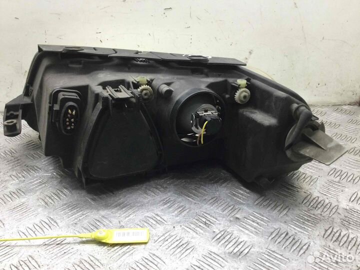 Фара правая Volkswagen Passat AVF