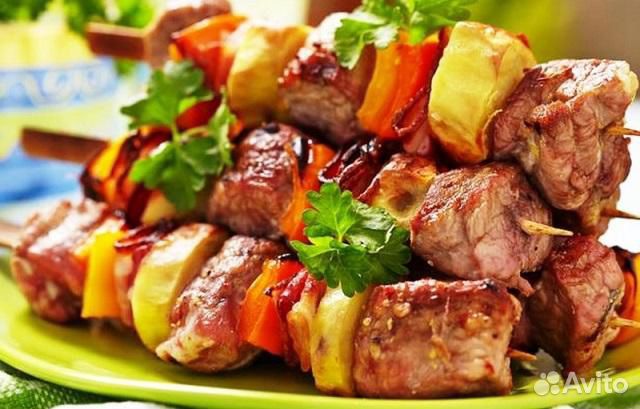 Мангальщик и продавец в кафе-шашлычную