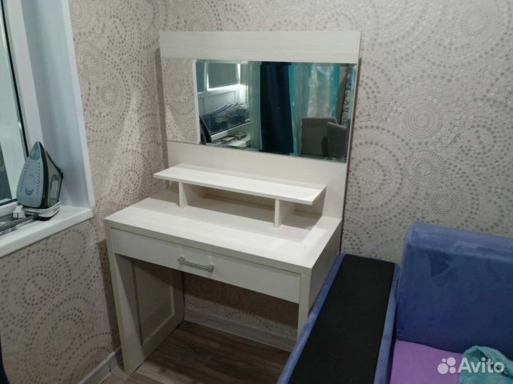 Косметический столик с зеркалом
