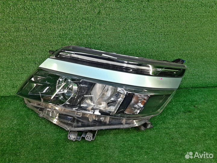 Фара toyota voxy ZRR80 контрактная