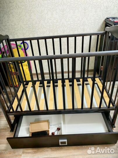 Детская кроватка с маятником и ящиком
