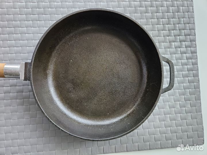 Чугунная сковорода biol