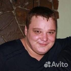 Ведущий диджей поющий с аппаратурой на праздник