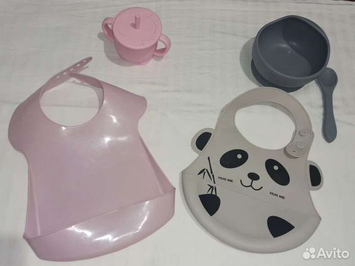 Детская посуда на липучке и слюнявчик нагрудник