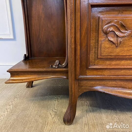 Антикварный шкаф-витрина