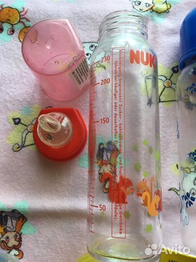 Бутылочки, пустышки, ложечка, подгузники