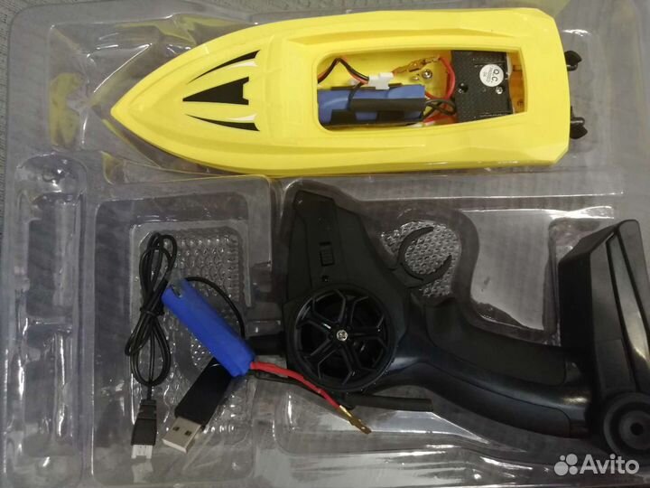 Катер на пульте управления