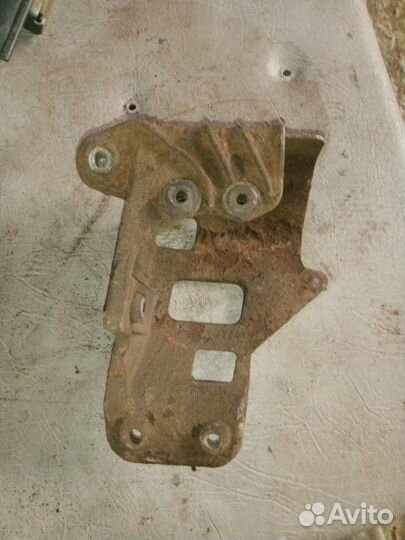 Кронштейн Dodge Caravan grand 3.3 1997