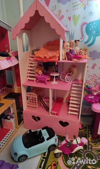 Кукольный домик с мебелью и куклами