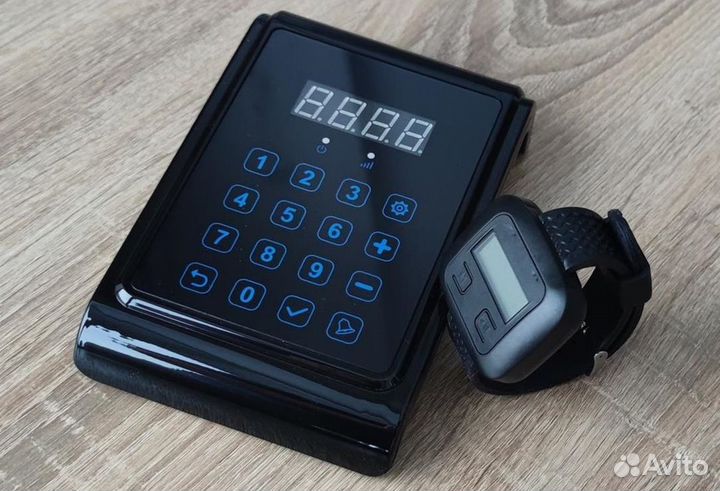 Пульт и часы официанта для вызова на кухню