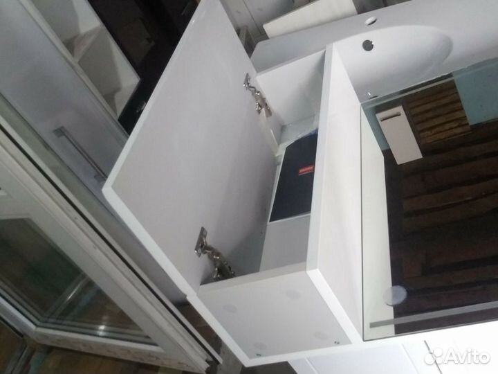 Зеркало со шкафчиком 85х63