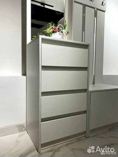 Вешалка в прихожую белая