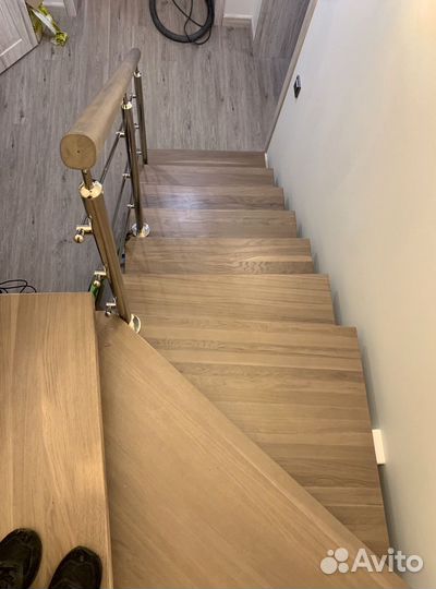 Лестница на металлокаркасе с поворотом