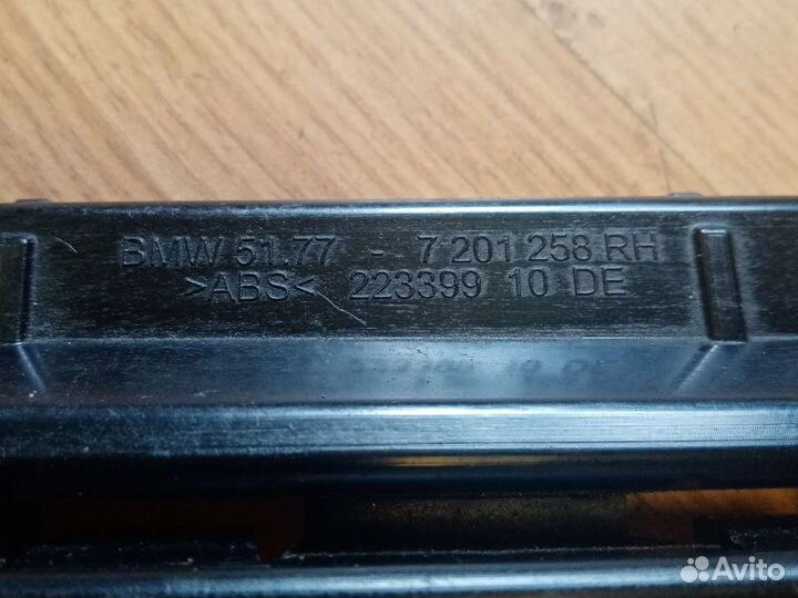 Кронштейн накладки порога правый BMW 5