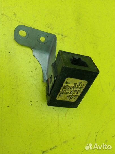 Блок управления дверьми Nissan Liberty RNM12