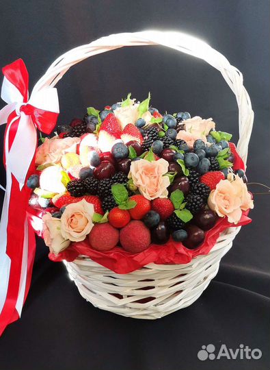 Корзина с ягодами