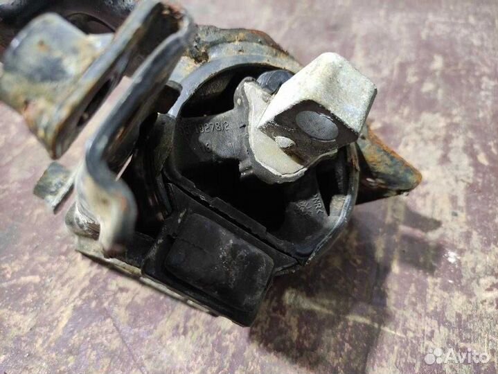 Опора двигателя левая Volkswagen Polo