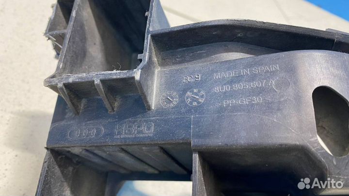 Кронштейн крепления фары Лев. Audi Q3