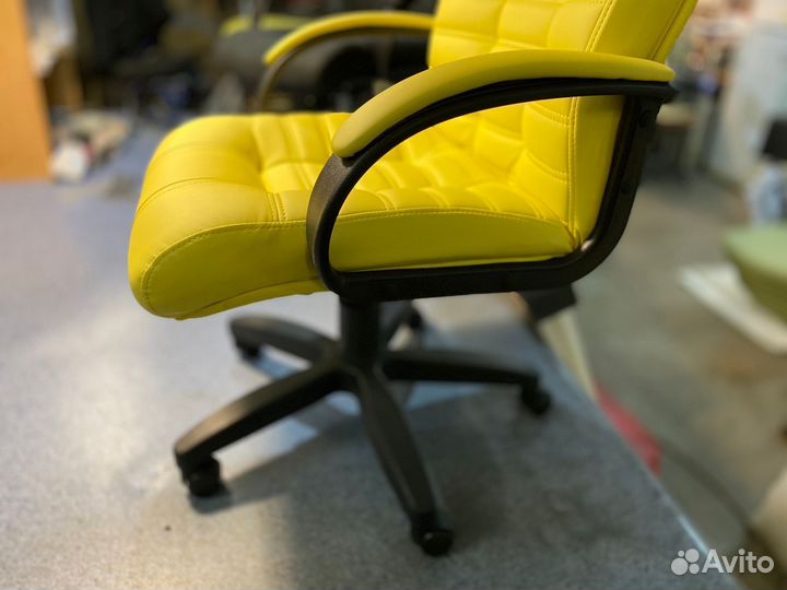 Офисное кресло
