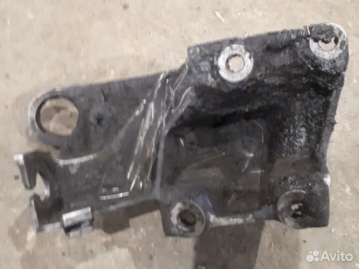 Правый кронштейн АКПП ауди а6 с4