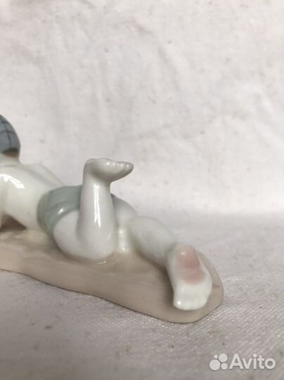 Мальчик на пляже лфз Мальчик с камушком Оригинал