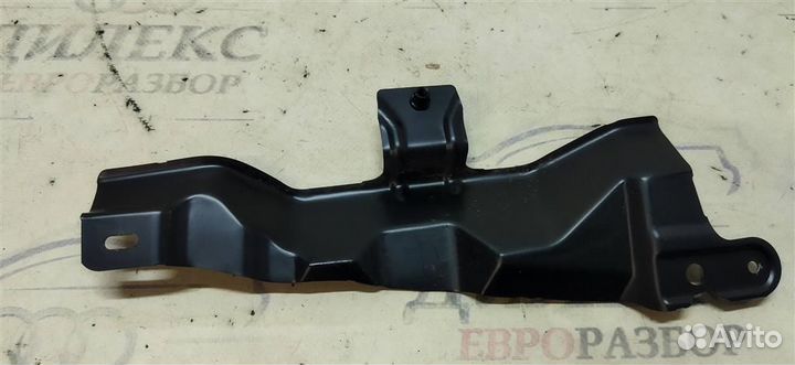 Кронштейн (сопут. товар) Audi Q7 2005