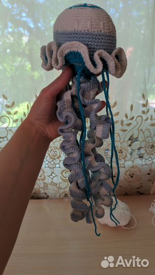 Вязаная игрушка медуза
