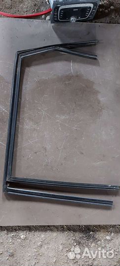 Уплотнитель стекла задний правый на Ford Fiesta