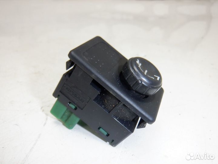 Кнопка Nissan Primera P12