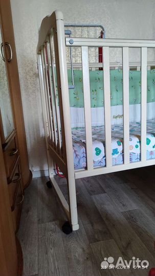 Детская кроватка с маятником