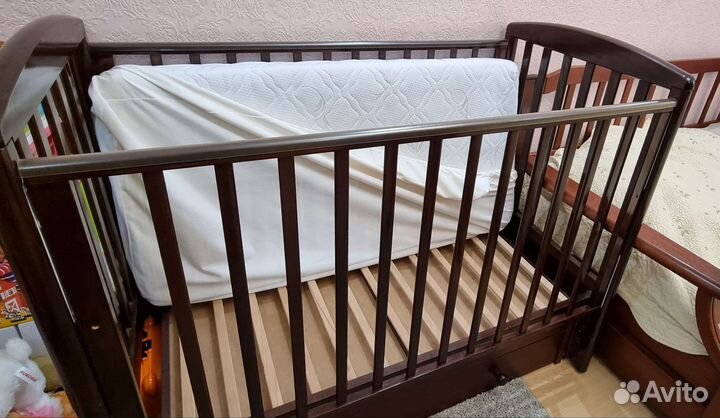 Детская кроватка с поперечным маятником