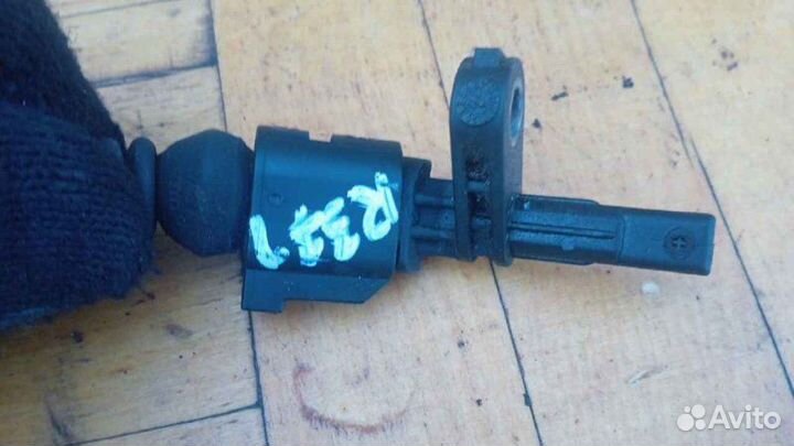 Датчик ABS задний правый Skoda Superb 2.2