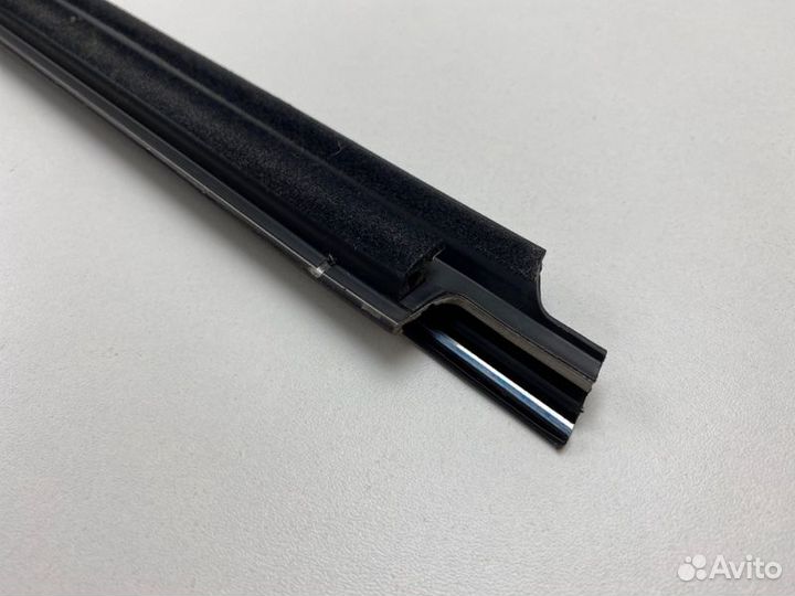 Молдинг стекла передний левый Toyota Corolla