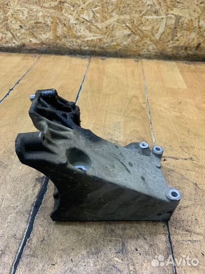 Кронштейн кондиционера Ford Focus 2 shda 2008