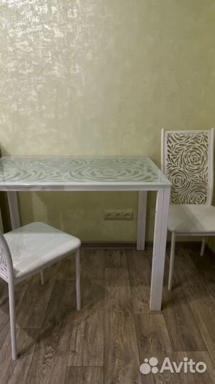 Кухонный стол и стулья