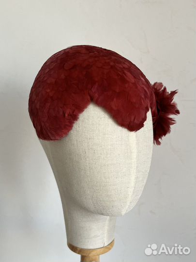 Шляпка из перьев женская