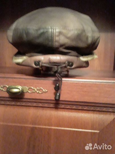 Берет женский кожаный с отделкой из нерпы