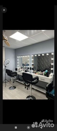 Столик для макияжа с зеркалом