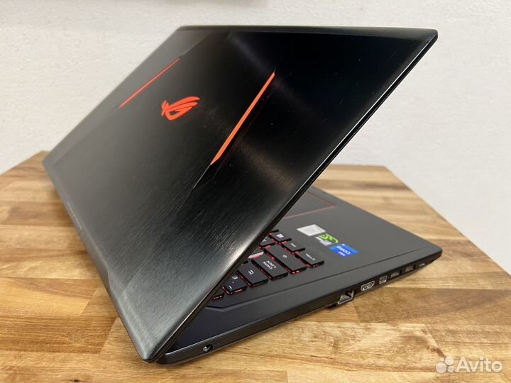 ROG Strix 17.3 i5-7300HQ 12Gb GTX1050 4Gb SSD+1000