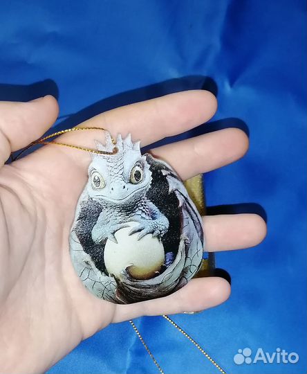 Акриловая подвеска в виде дракона с яйцом