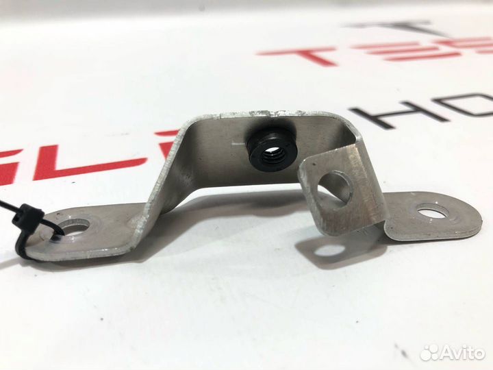 Кронштейн крепления обшивки двери Tesla Model S